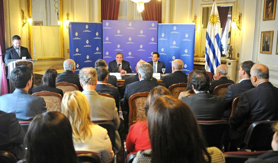 Autoridades de Defensa y Aeropuertos Uruguay