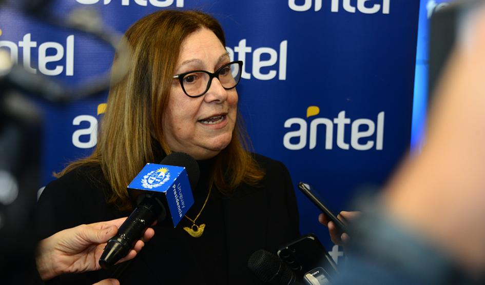 Presidenta de Antel, Annabela Suburú, durante la entrevista con los medios de comunicación Presidenta de Antel, Annabela Suburú, durante la entrevista con los medios de comunicación