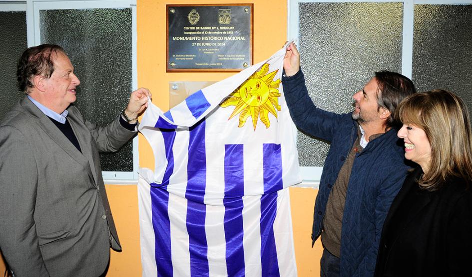 Presidente Luis Lacalle Pou junto a autoridades descubre la placa recordatoria Presidente Luis Lacalle Pou junto a autoridades descubre la placa recordatoria