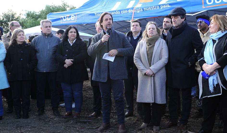 Presidente Lacalle Pou en obras de electrificación en San Miguel