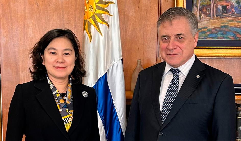 Hua Chunying y Omar Paganini