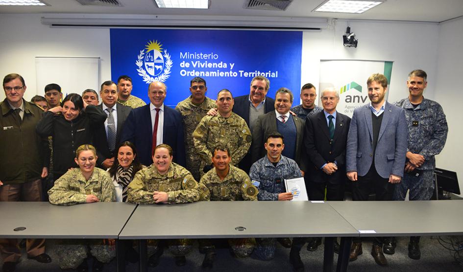 Militares con ministros de Defensa y Vivienda