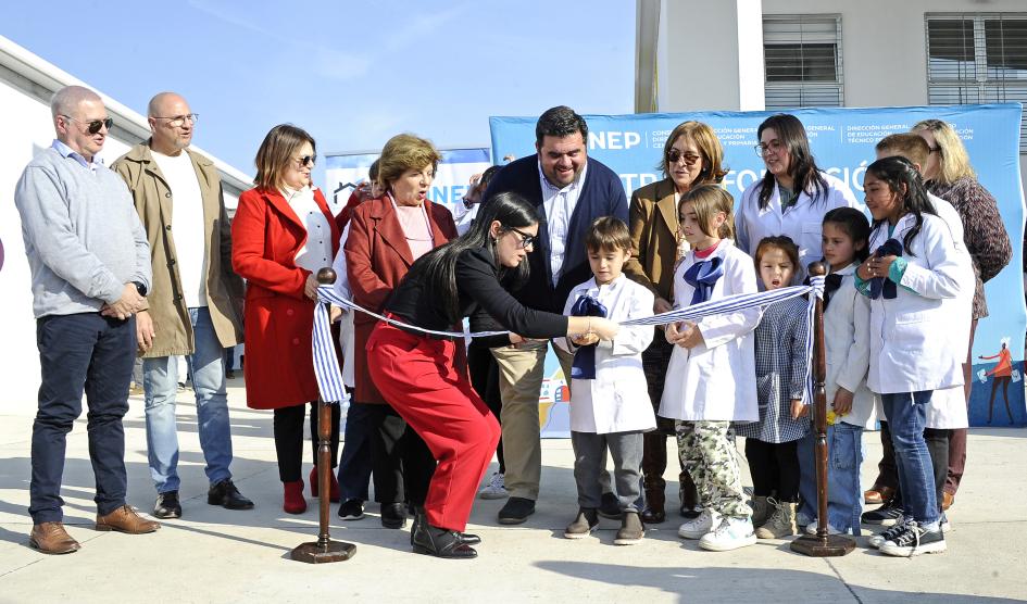 Autoridades de Anep y escolares