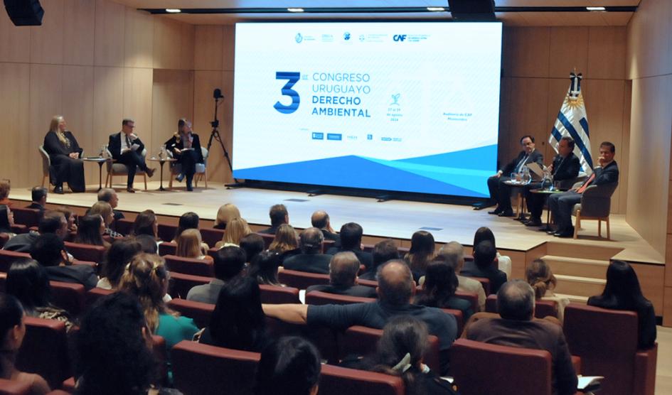 Sala del evento donde se ve el público y los expositores Sala del evento donde se ve el público y los expositores