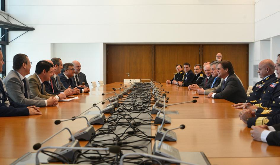 Reunión Lacalle Pou, ministros Paganini y Castaingdebat y comandante de la Fuerza Aérea