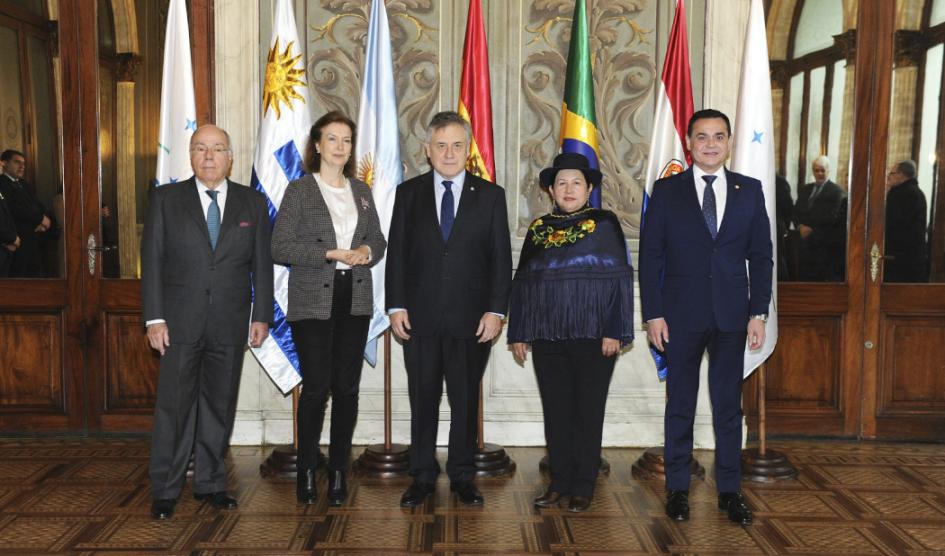 Cancilleres del Mercosur posan para la foto protocolar Cancilleres del Mercosur posan para la foto protocolar