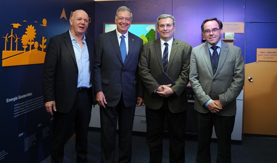 Foto de ministro interino de Industria, Energía, y Minería, Walter Verri; ministro de Ganadería, Agricultura y Pesca, Fernando Mattos; presidente de Ancap, Alejandro Stipanicic; y ministro de Ambiente, Robert Bouvier en el stand Foto de ministro interino de Industria, Energía, y Minería, Walter Verri; ministro de Ganadería, Agricultura y Pesca, Fernando Mattos; presidente de Ancap, Alejandro Stipanicic; y ministro de Ambiente, Robert Bouvier en el stand