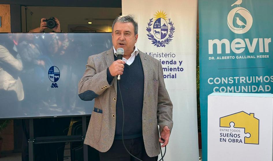 Ministro de Vivienda y Ordenamiento Territorial, Raúl Lozano, durante su oratoria Ministro de Vivienda y Ordenamiento Territorial, Raúl Lozano, durante su oratoria