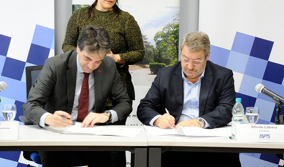 Presidente del BPS, Alfredo Cabrera y presidente del Consejo de Administración del parque, Pablo Ferrari, firmando el convenio Presidente del BPS, Alfredo Cabrera y presidente del Consejo de Administración del parque, Pablo Ferrari, firmando el convenio
