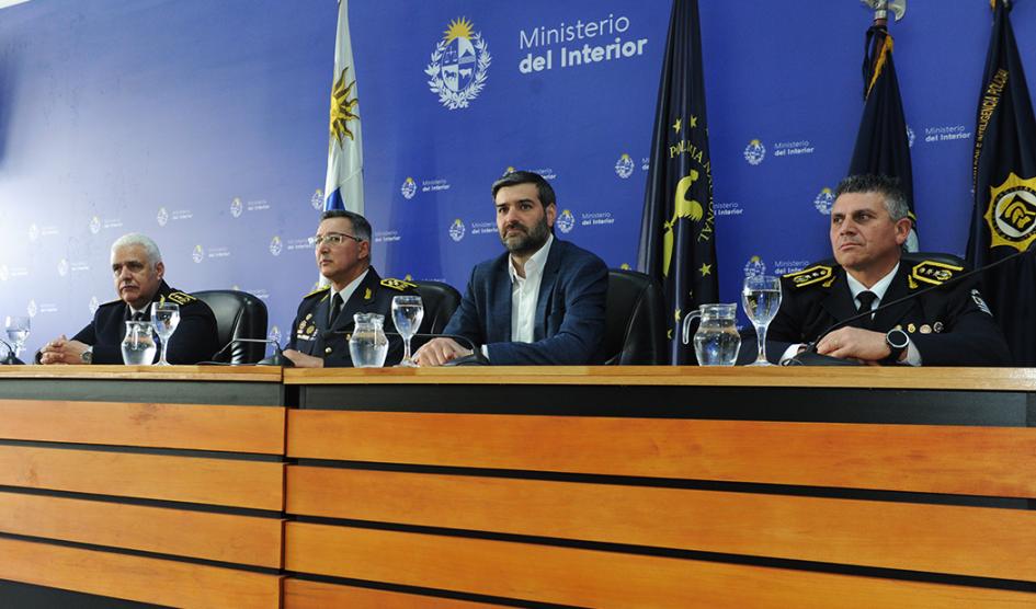 Autoridades del Ministerio del Interior en aniversario de la DGIIP