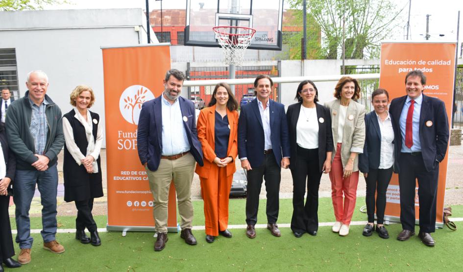 Presidente Luis Lacalle Pou junto a autoridades del centro educativo Presidente Luis Lacalle Pou junto a autoridades del centro educativo