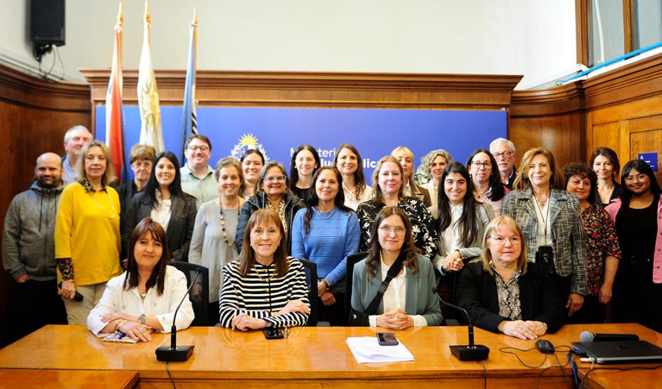 Autoridades de Salud Pública junto a todos los profesionales que participaron de la confección de la guía Autoridades de Salud Pública junto a todos los profesionales que participaron de la confección de la guía