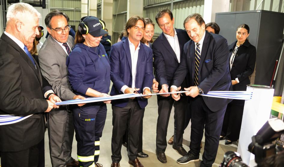 Presidente Luis Lacalle Pou junto a representantes de la empresa durante el corte de cinta