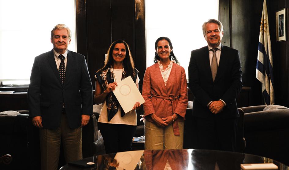 Autoridades participantes del evento del evento exhiben el documento mientras posan para la foto Autoridades participantes del evento del evento exhiben el documento mientras posan para la foto