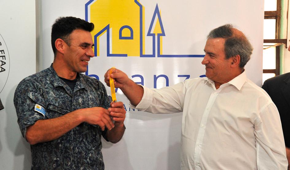 Lozano entrega llave de vivienda a efectivo militar