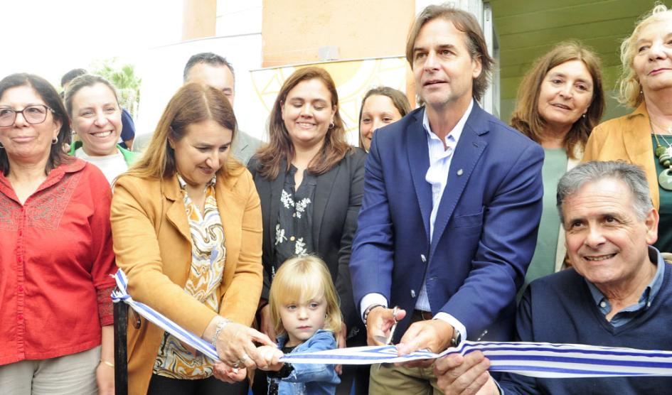 Presidente Luis Lacalle Pou junto a autoridades y lugareños corta la cinta del centro Rinconcito de Luz, para bebes de 45 días a 2 años