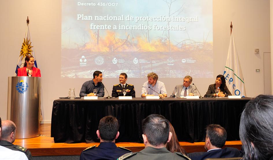 Mesa de autoridades durante la presentación de la actividad Mesa de autoridades durante la presentación de la actividad