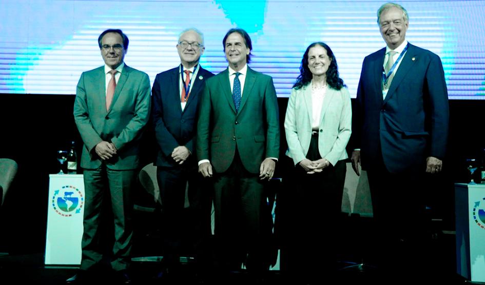 Presidente Luis Lacalle Pou junto los secretarios de Estado participantes del evento Presidente Luis Lacalle Pou junto los secretarios de Estado participantes del evento