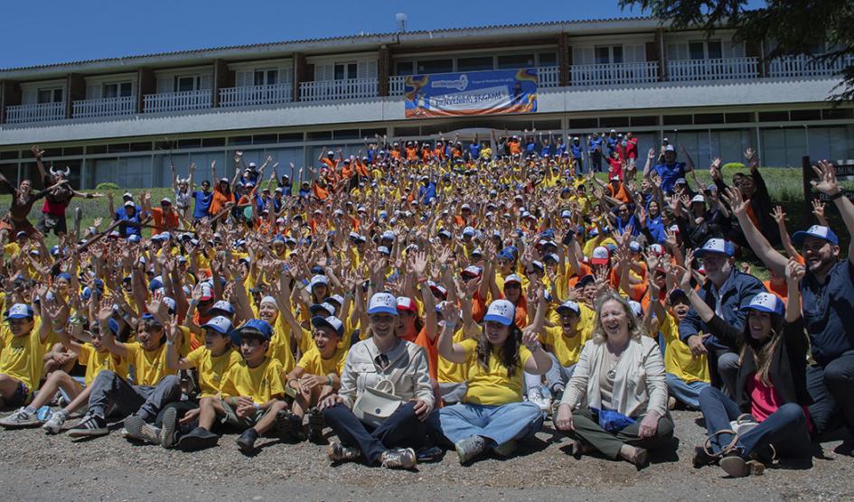 Autoridades de UTE con escolares