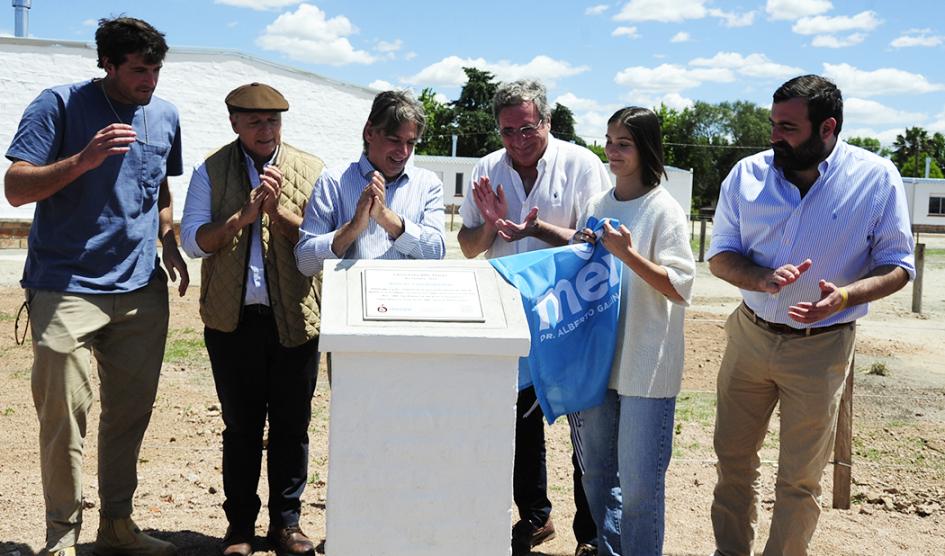 Autoridades y lugareños descubren placa en homenaje a Beltrán Castaingdebat, impulsor del primer proyecto de viviendas en la zona Autoridades y lugareños descubren placa en homenaje a Beltrán Castaingdebat, impulsor del primer proyecto de viviendas en la zona
