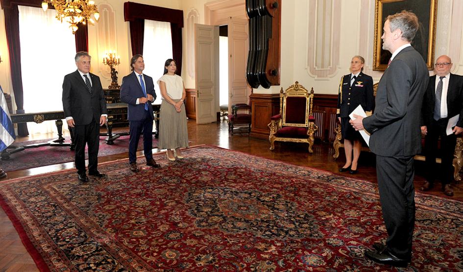 Presidente Luis Lacalle Pou junto a canciller Omar Paganini y la prosecretaria de Presidencia, Mariana Cabrera, reciben al embajador del Reino Unido de Gran Bretaña e Irlanda del Norte