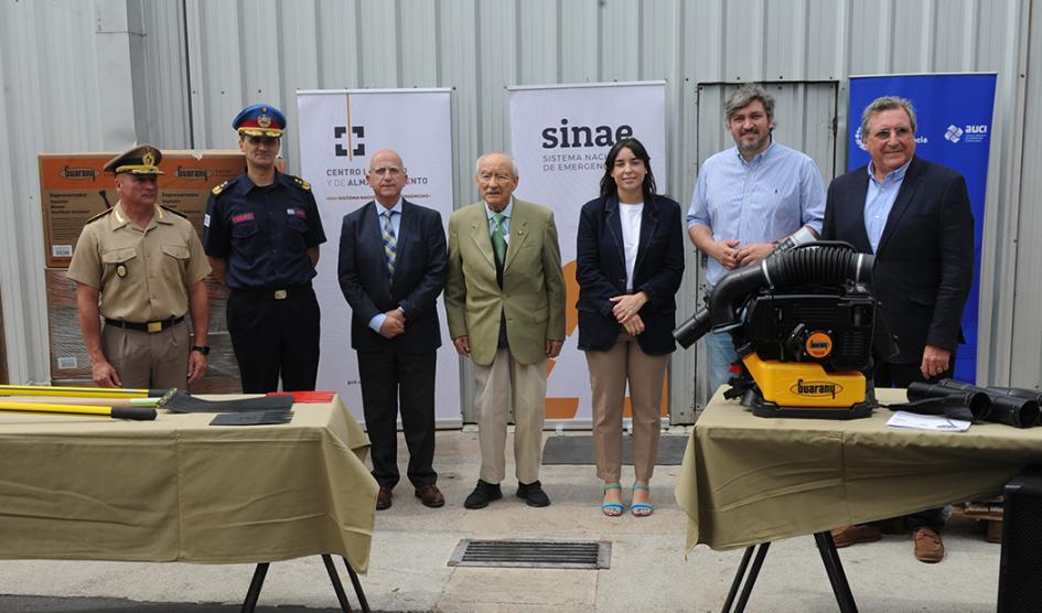 Autoridades en recibiemnto de donación