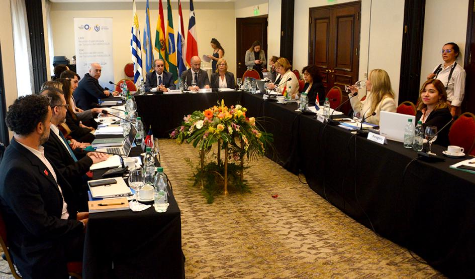 Mesa de autoridades de Turismo en foro del Mercosur sobre la materia