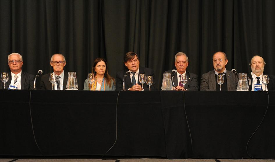 Mesa de autoridades y representantes en apertura del evento Mesa de autoridades y representantes en apertura del evento