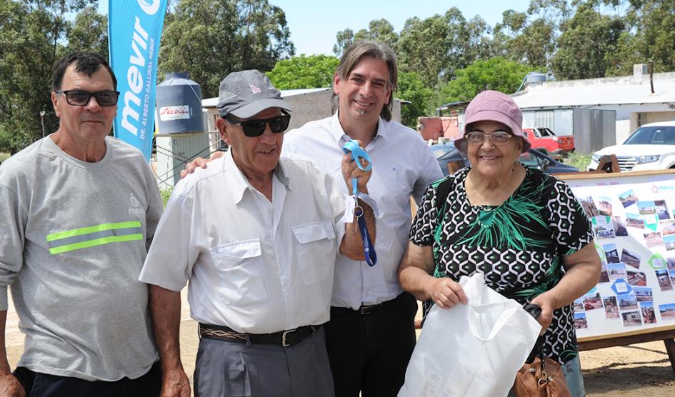 El presidente de Mevir, Juan Pablo Delgado, junto a beneficiarios de las viviendas El presidente de Mevir, Juan Pablo Delgado, junto a beneficiarios de las viviendas