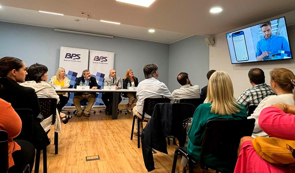 Autoridades y público del evento miran en una pantalla las características de la nueva aplicación Autoridades y público del evento miran en una pantalla las características de la nueva aplicación