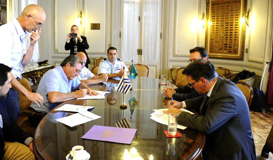 Castaingdebat firma acuerdo para compra de aviones
