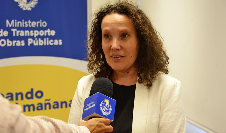 Subjefa de División Seguridad en el Tránsito del MTOP, Teresa Aisemberg, en nota con Comunicación Presidencial Subjefa de División Seguridad en el Tránsito del MTOP, Teresa Aisemberg, en nota con Comunicación Presidencial