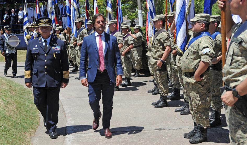 Lacalle Pou pasando revista a militares