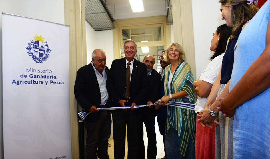 Autoridades cortan la cinta de las nuevas oficinas del MGAP en el puerto de Montevideo Autoridades cortan la cinta de las nuevas oficinas del MGAP en el puerto de Montevideo