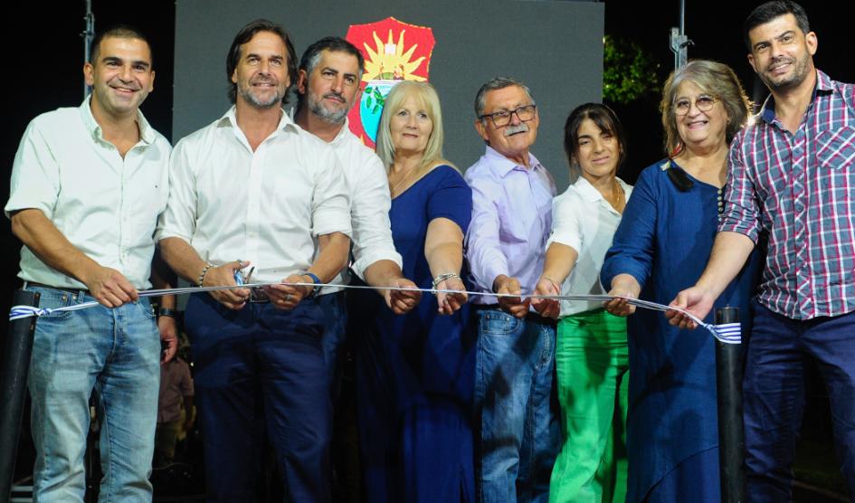 Lacalle Pou en corte de cinta