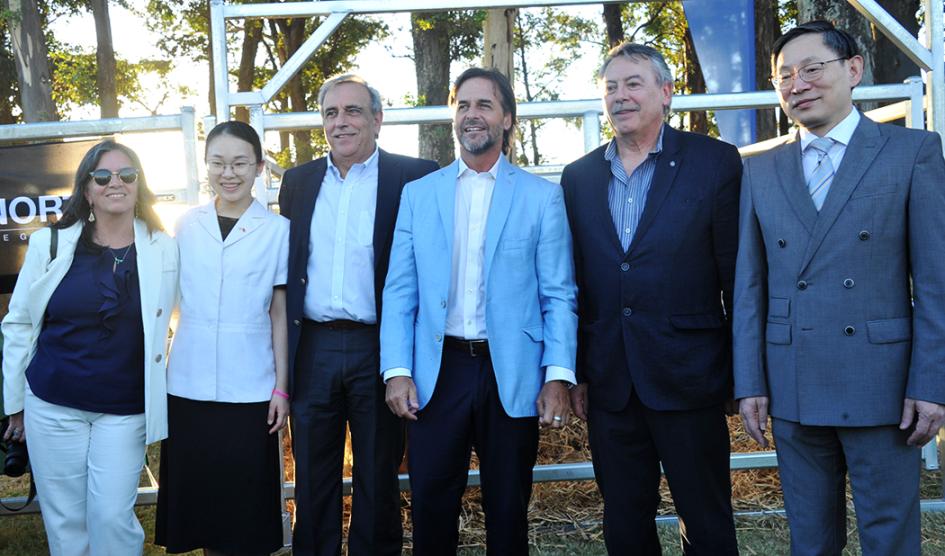 Presidente Luis Lacalle Pou junto a autoridades durante el acto