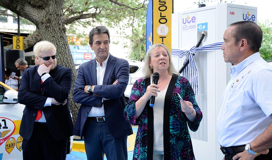 Silvia Emaldi en inauguración de punto de carga