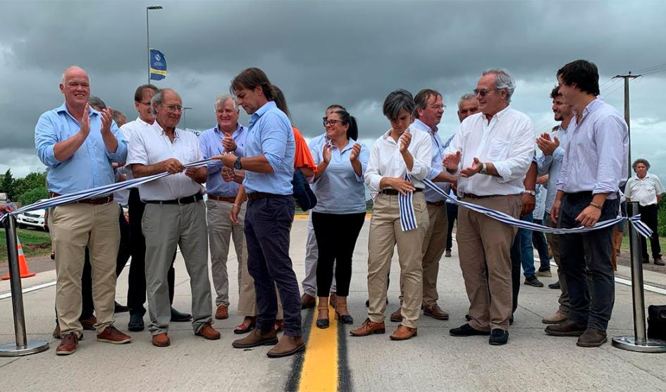 Presidente Luis Lacalle Pou con autoridades nacionales y departamentales durante el corte de cinta Presidente Luis Lacalle Pou con autoridades nacionales y departamentales durante el corte de cinta