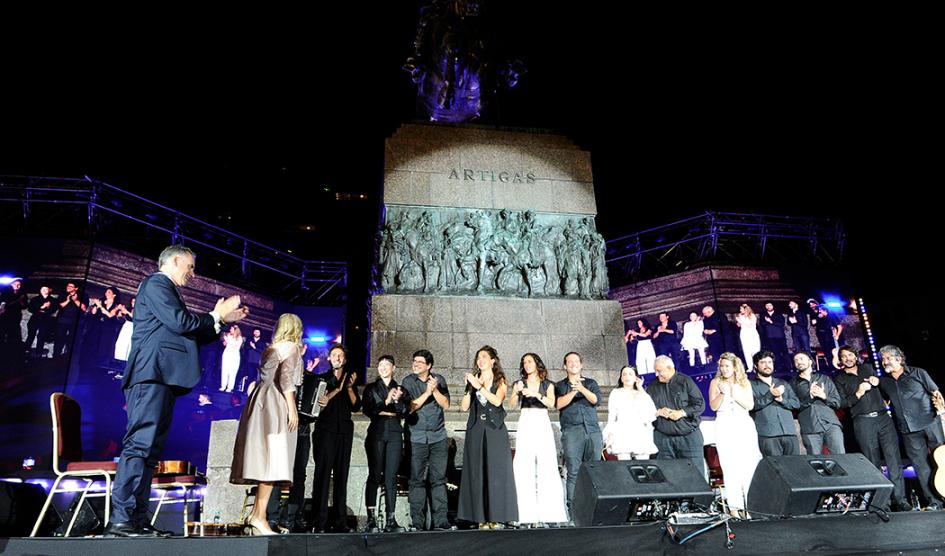 Yamandú Orsi y Carolina Cosse en espectáculo en plaza Independencia