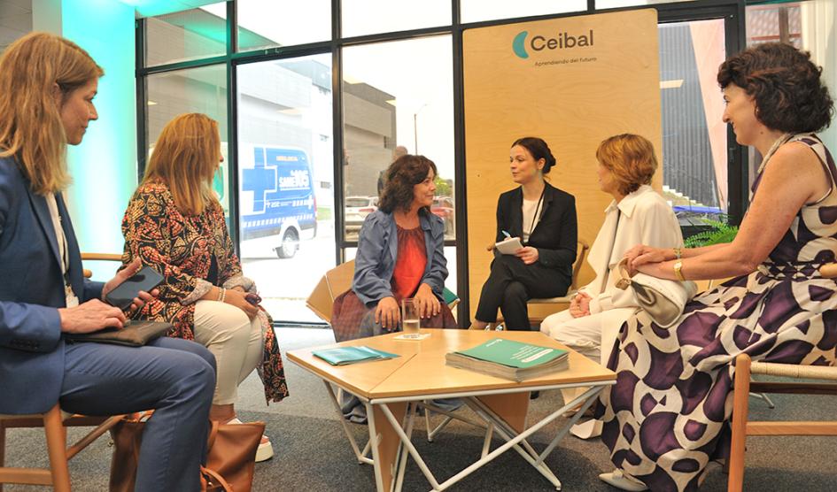 Laura Alonsolópez con delegaciones extranjeras en Ceibal