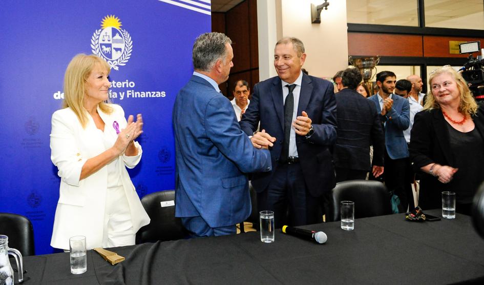 Ministro de Economía y Finanzas, Gabriel Oddone saluda al presidente Yamandú Orsi durante el acto de asunción Ministro de Economía y Finanzas, Gabriel Oddone saluda al presidente Yamandú Orsi durante el acto de asunción