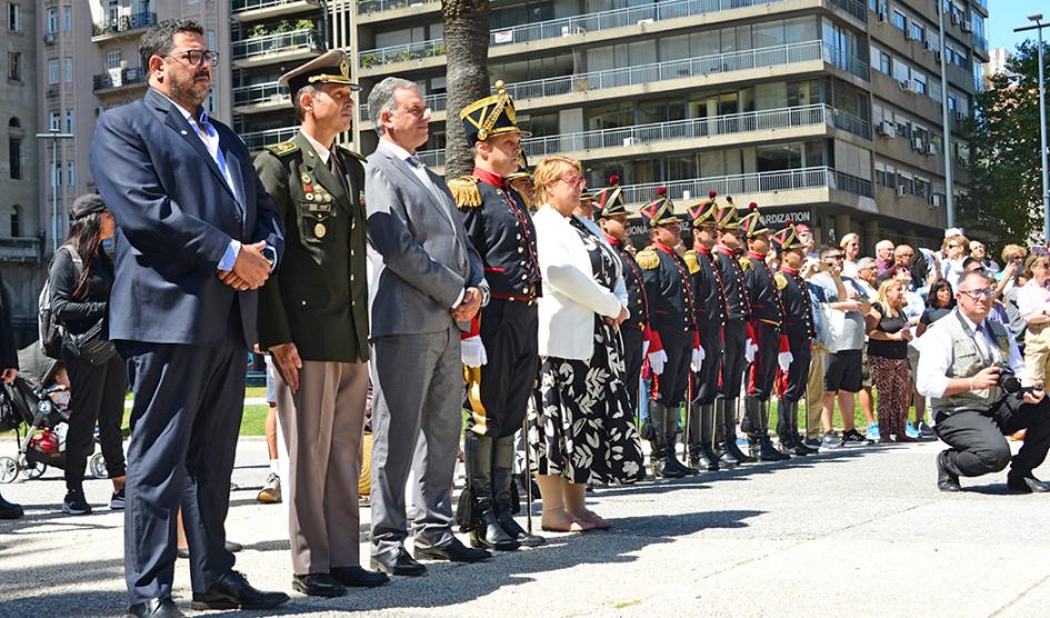 Presidente Yamandú Orsi junto a autoridades nacionales durante el acto en Plaza Independencia Presidente Yamandú Orsi junto a autoridades nacionales durante el acto en Plaza Independencia