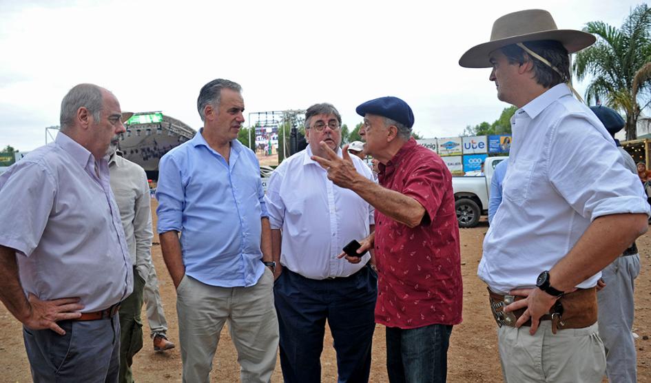 Presidente Yamandú Orsi dialoga junto al intendente Eber da Rosa con visitantes de la Patria Gaucha