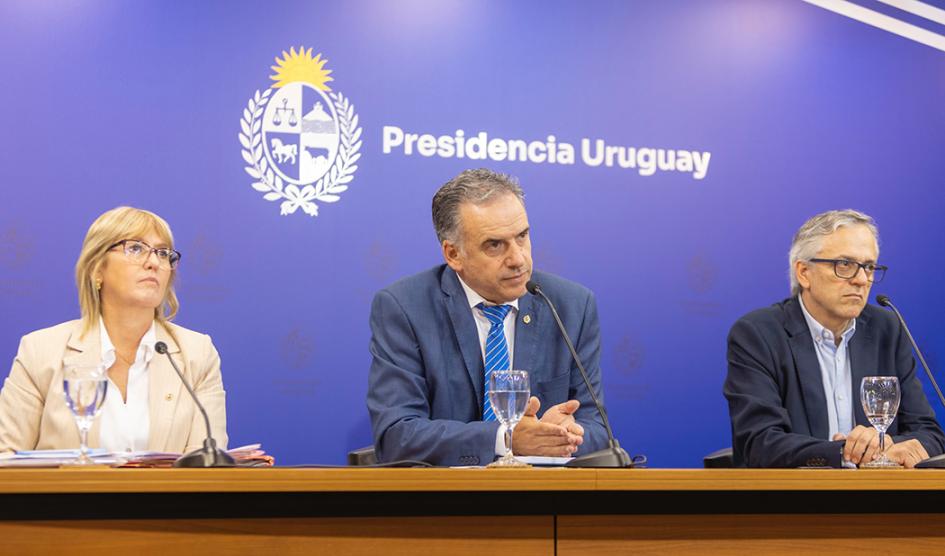 Presidente Yamandú Orsi junto a la ministra de Salud Pública, Cristina Lustemberg y al director de OPP, Rodrigo Arim Presidente Yamandú Orsi junto a la ministra de Salud Pública, Cristina Lustemberg y al director de OPP, Rodrigo Arim