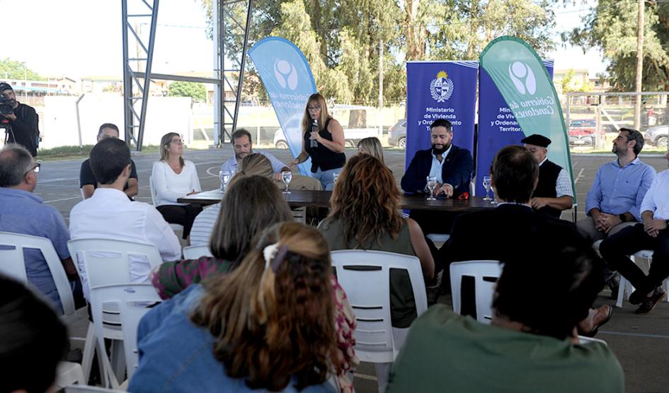 La ministra de Vivienda y Ordenamiento Territorial, Cecilia Cairo, durante la oratoria en el acto. La ministra de Vivienda y Ordenamiento Territorial, Cecilia Cairo, durante la oratoria en el acto.