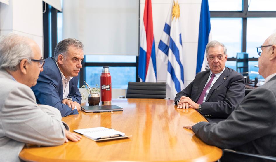 Presidente Yamandú Orsi recibe al canciller Lubetkin y a Fernando Mattos