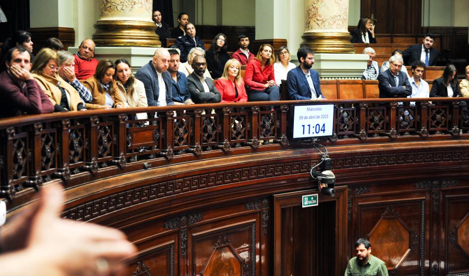 Barras del Senado con presencia de la presidenta en ejercicio Carolina Cosse y el ministro de Ambiente, Edgardo Ortuño, entre los asistentes al homenaje Barras del Senado con presencia de la presidenta en ejercicio Carolina Cosse y el ministro de Ambiente, Edgardo Ortuño, entre los asistentes al homenaje