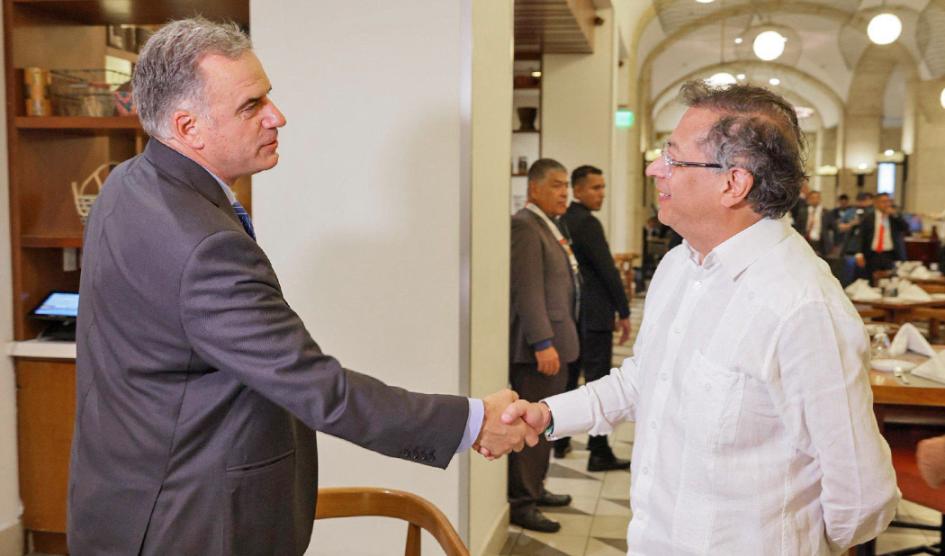 Saludo entre el presidente Yamandú Orsi y su par colombiano, Gustavo Petro Saludo entre el presidente Yamandú Orsi y su par colombiano, Gustavo Petro