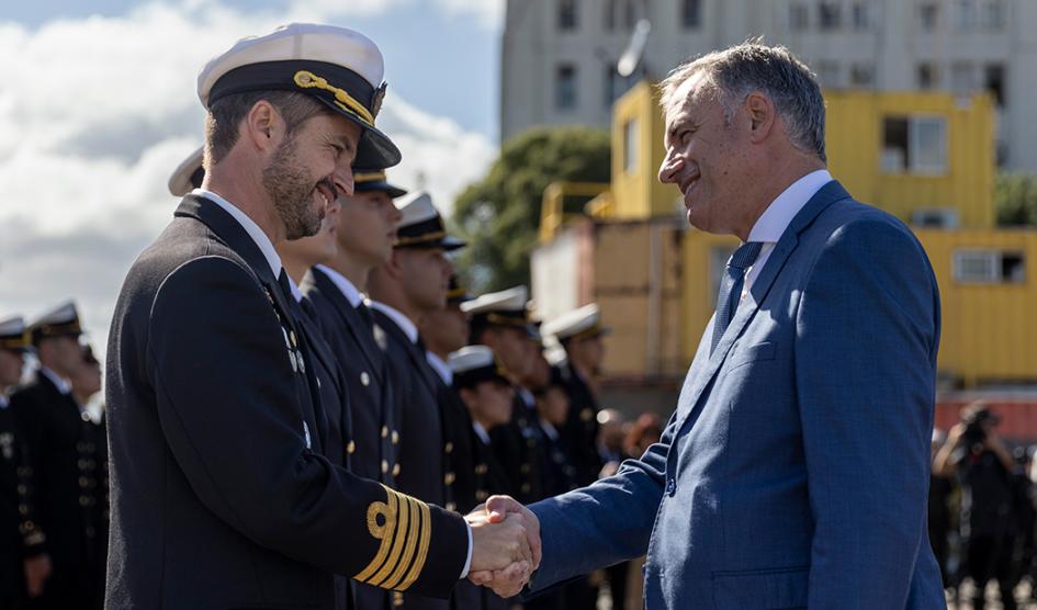 Presidente Yamandú Orsi saluda a un integrante de la tripulación