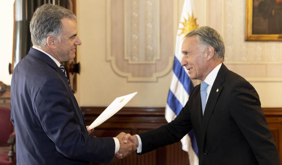 Presidente Yamandú Orsi recibe cartas credenciales de Alan Beraud Presidente Yamandú Orsi recibe cartas credenciales de Alan Beraud